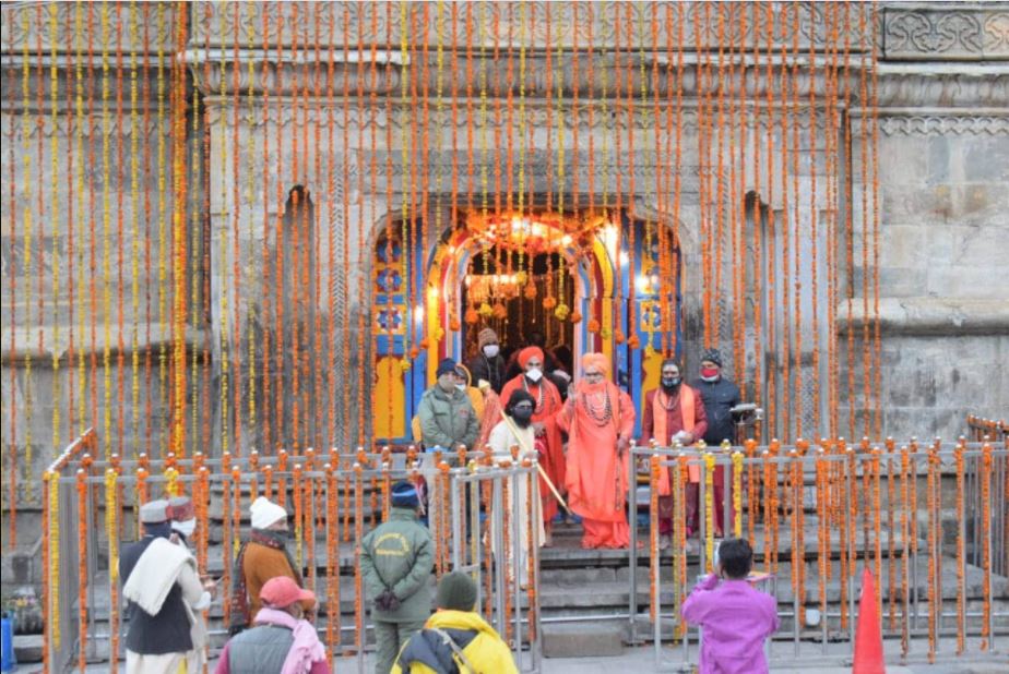 বাবা কেদারনাথের মন্দিরে ১১কুন্তল ফুল দিয়ে কেদারনাথের লিঙ্গ সজ্জিত হয়৷ মন্দিরের প্রথম পুজো হয় নরেন্দ্র মোদির নামে৷ করোনার কারণে মন্দিরে কোনও ভক্ত প্রবেশ করতে পারবেন না৷ বাবা কেদারনাথের মন্দিরে ১১কুন্তল ফুল দিয়ে কেদারনাথের লিঙ্গ সজ্জিত হয়৷ মন্দিরের প্রথম পুজো হয় নরেন্দ্র মোদির নামে৷ করোনার কারণে মন্দিরে কোনও ভক্ত প্রবেশ করতে পারবেন না৷