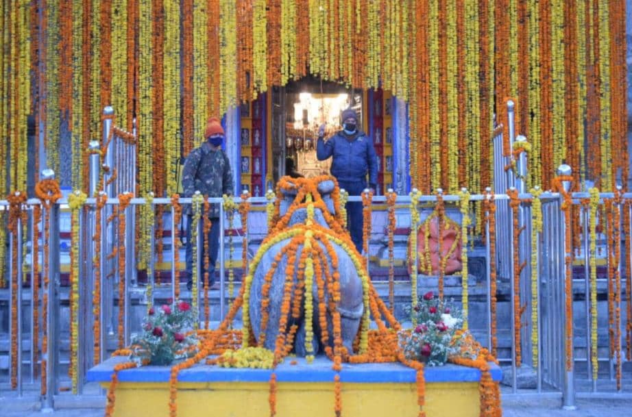 মুূখ্যমন্ত্রী তীরথ সিংহ রাওয়াত জানিয়েছেন সারা বিশ্বে বিখ্যাত জ্যেতির্লিঙ্গ ভগবানের মন্দিরের দ্বারোধঘাটন হল৷ ভোর পাঁচটায় বিধি মেনে মন্দিরের দরজা খুলে দেওয়া হয়৷ মেষ লগ্নে শুভ সংযোগের সময় এই মন্দিরে পুজো শুরু হল৷ তাঁর কাছে সারা পৃথিবীর মানুষকে নিরোগ করার প্রার্থনা করা হয়েছে৷ মুূখ্যমন্ত্রী তীরথ সিংহ রাওয়াত জানিয়েছেন সারা বিশ্বে বিখ্যাত জ্যেতির্লিঙ্গ ভগবানের মন্দিরের দ্বারোধঘাটন হল৷ ভোর পাঁচটায় বিধি মেনে মন্দিরের দরজা খুলে দেওয়া হয়৷ মেষ লগ্নে শুভ সংযোগের সময় এই মন্দিরে পুজো শুরু হল৷ তাঁর কাছে সারা পৃথিবীর মানুষকে নিরোগ করার প্রার্থনা করা হয়েছে৷