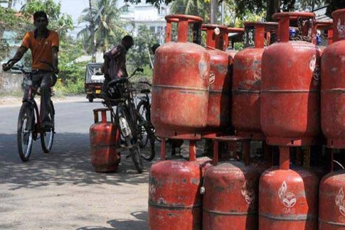 কম্বো সিলিন্ডার- গ্রাহকদের জন্য কম্বো সিলিন্ডারের সুবিধা নিয়ে আসা হয়েছে ৷ ১৪.৪ কিলোগ্রামের সিলিন্ডারের সঙ্গে পেয়ে যেতে পারেন ৫ কিলোর ছোট সিলিন্ডার ৷ 