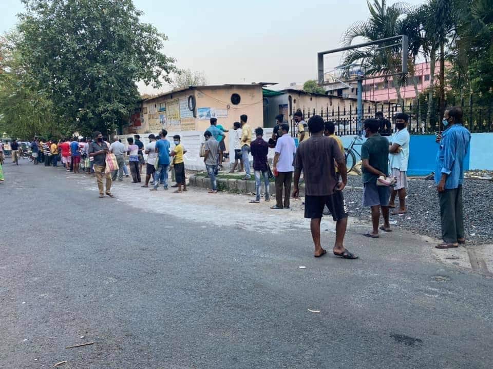 প্রসঙ্গত গতবার লকডাউনে নানা পরিষেবা বন্ধ হলেও মদের দোকান খোলা ছিল। কিন্তু তাতে বারবার লঙ্ঘিত হয়েছে সামাজিক দূরত্ববিধি। এবার তাই ঝুঁকি নিতে চাইছে না সরকার। প্রসঙ্গত গতবার লকডাউনে নানা পরিষেবা বন্ধ হলেও মদের দোকান খোলা ছিল। কিন্তু তাতে বারবার লঙ্ঘিত হয়েছে সামাজিক দূরত্ববিধি। এবার তাই ঝুঁকি নিতে চাইছে না সরকার।
