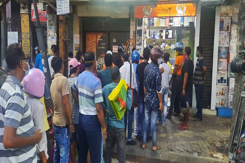  করোনা পরিস্থিতিতে পানশালা বাড়তি সময় খুলে রাখার ছাড় মিলতেই রেকর্ড বিক্রি মদের। আবগারি দপ্তরের তথ্য বলছে গত পয়লা অক্টোবর থেকে ১২ অক্টোবর পর্যন্ত ৭২০ কোটি টাকার মদ বিক্রি হয়েছে রাজ্যে। যার মধ্যে কেন্দ্র ও রাজ্য মিলিয়ে রাজস্ব বাবদ আয় হয়েছে ৫৫০ কোটি টাকা।