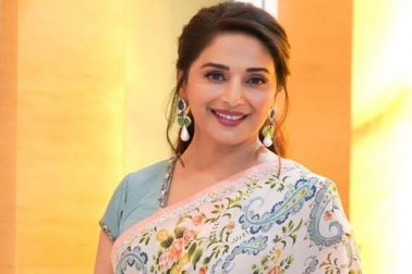 ৫. বেতন প্যারিটি ইস্যু যখন খুব একটা সাধারণ ছিল না বা এবিষয়ে খুব একটা শোনা যেত না, তখনও অত্যন্ত শ্রদ্ধা পেয়েছিলেন মাধুরী এবং তাঁর পারিশ্রমিক ছিল তাঁর সহশিল্পীর চেয়ে বেশি। হাম আপকে হ্যায় কৌন ছবিতে তাঁর পারিশ্রমিক সলমন খানের (Salman Khan) চেয়ে বেশি ছিল। যা ছিল প্রায় ৩ কোটি টাকা! ৫. বেতন প্যারিটি ইস্যু যখন খুব একটা সাধারণ ছিল না বা এবিষয়ে খুব একটা শোনা যেত না, তখনও অত্যন্ত শ্রদ্ধা পেয়েছিলেন মাধুরী এবং তাঁর পারিশ্রমিক ছিল তাঁর সহশিল্পীর চেয়ে বেশি। হাম আপকে হ্যায় কৌন ছবিতে তাঁর পারিশ্রমিক সলমন খানের (Salman Khan) চেয়ে বেশি ছিল। যা ছিল প্রায় ৩ কোটি টাকা!