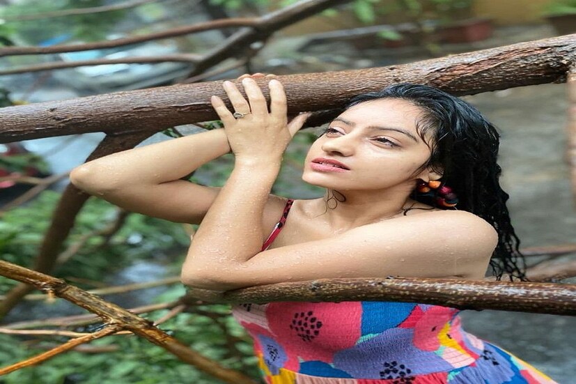 বৃষ্টি নেমেছে যেই, নাচের তালে মাতোয়ারা দীপিকা।