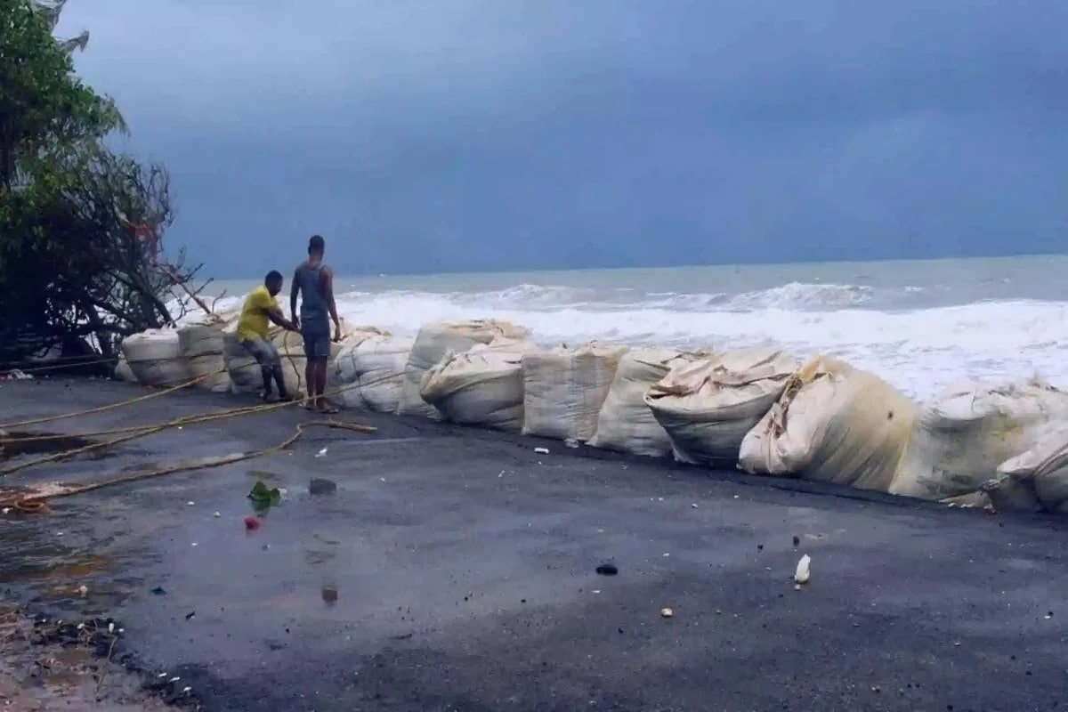 আশঙ্কাই সত্যি হতে চলেছে। আলিপুর আবহাওয়া দফতরের সংকেত, সোমবারই বঙ্গোপসাগরে অবস্থান করা নিম্নচাপটি ঘূর্ণিঝড়ে পরিণত হতে চলেছে। তারপর শক্তি বাড়িয়ে তা দ্রুত ধেয়ে আসবে স্থলভাগের দিকে। ধাপে ধাপে শক্তি বাড়িয়ে অতিশক্তিশালী ঘূ্র্ণিঝড়ে পরিণত হবে যশ। পচিশ তারিখ সন্ধ্যে থেকেই এর প্রভাবে ঝোড়ো হাওয়া বইবে। ২৬ মে সকালে ঝোড়ো হাওয়ার পরিমাণ বাড়বে। অবশেষে সন্ধ্যায় তা পৌঁছবে স্থলভাগে। আশঙ্কাই সত্যি হতে চলেছে। আলিপুর আবহাওয়া দফতরের সংকেত, সোমবারই বঙ্গোপসাগরে অবস্থান করা নিম্নচাপটি ঘূর্ণিঝড়ে পরিণত হতে চলেছে। তারপর শক্তি বাড়িয়ে তা দ্রুত ধেয়ে আসবে স্থলভাগের দিকে। ধাপে ধাপে শক্তি বাড়িয়ে অতিশক্তিশালী ঘূ্র্ণিঝড়ে পরিণত হবে যশ। পচিশ তারিখ সন্ধ্যে থেকেই এর প্রভাবে ঝোড়ো হাওয়া বইবে। ২৬ মে সকালে ঝোড়ো হাওয়ার পরিমাণ বাড়বে। অবশেষে সন্ধ্যায় তা পৌঁছবে স্থলভাগে।