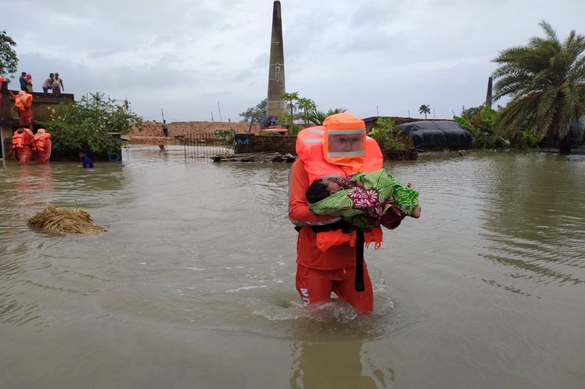 Cyclone Yaas in West Bengal: বঙ্গে ইয়াসের থাবা, কুলপির প্লাবিত এলাকা থেকে দুধের শিশুকে উদ্ধার NDRF-এর!