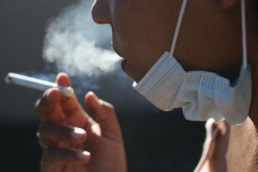 বিশ্ব তামাক বর্জন দিবস ২০২১ (World No Tobacco Day 2021)-এর দিনই বিশ্ব স্বাস্থ্য সংস্থার (WHO) হুঁশিয়ারি, যাঁরা ধূমপান করেন, সিগারেট পান (Smokers) করেন তাঁদের করোনার (Coronavirus) জেরে প্রায় ৫০ শতাংশ বেশি রোগের শিকার হওয়ার আশঙ্কা রয়েছে। হতে পারে মৃত্যুও। বিশ্ব স্বাস্থ্য সংস্থা হু-এর ডিরেক্টর জেনারেল টেড্রস অ্যাডানম গেব্রিয়েসাস শুক্রবার একটি বিবৃতি দিয়ে জানিয়েছিলেন এই কথা। রবিবার ফের সেই হুঁশিয়ারিই দেওয়া হয়েছে সংস্থার পক্ষ থেকে। 