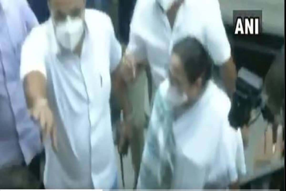 সকাল ১০.৪৮ মিনিট নাগাদ নিজাম প্যালেসে পৌঁছন মুখ্যমন্ত্রী মমতা বন্দ্যোপাধ্যায়৷ এর পরেই তৃণমূল সমর্থকদের ভিড় আরও বাড়তে থাকে৷ তুমুল বিক্ষোভ শুরু হয়৷ Photo-ANI সকাল ১০.৪৮ মিনিট নাগাদ নিজাম প্যালেসে পৌঁছন মুখ্যমন্ত্রী মমতা বন্দ্যোপাধ্যায়৷ এর পরেই তৃণমূল সমর্থকদের ভিড় আরও বাড়তে থাকে৷ তুমুল বিক্ষোভ শুরু হয়৷ Photo-ANI