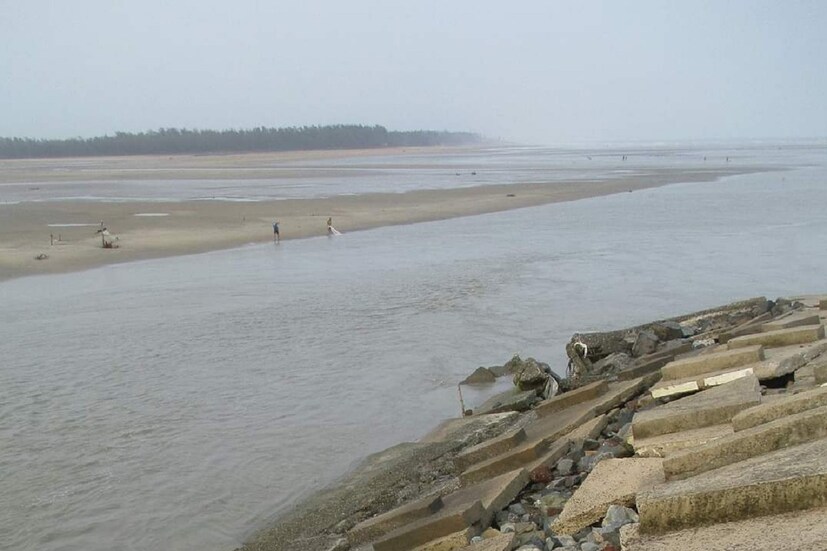 রাজ্য সরকার নির্দেশ জারি করলেও দিঘায় থাকা এত পর্যটকের কী হবে তা নিয়ে উৎকণ্ঠায় রয়েছেন হোটেল মালিকরাও। তাঁদের মতে, অনেক পর্যটকই আগামী কয়েক দিনের জন্য হোটেল বুকিং করেছেন। আগামিকাল থেকে পর্যটনকেন্দ্রগুলি বন্ধ হয়ে গেলে এই পর্যটকদের কী হবে তা স্পষ্ট নয়। প্রশাসনের সঙ্গে এই বিষয়ে আলোচনা চলছে।