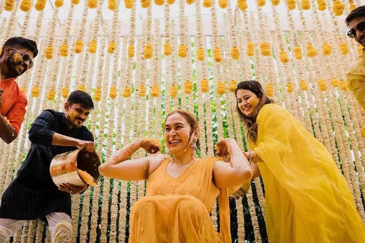 ২০১৩ সালে একটি তেলুগু ছবিতে ক্যামিয়ো ভূমিকায় অভিনয় করেন জ্বালা ৷ তখনও তিনি নিজেই জানতেন না একদিন এক অভিনেতার সঙ্গে সাতপাকে বাঁধা পড়বেন ৷ ২০১৩ সালে একটি তেলুগু ছবিতে ক্যামিয়ো ভূমিকায় অভিনয় করেন জ্বালা ৷ তখনও তিনি নিজেই জানতেন না একদিন এক অভিনেতার সঙ্গে সাতপাকে বাঁধা পড়বেন ৷