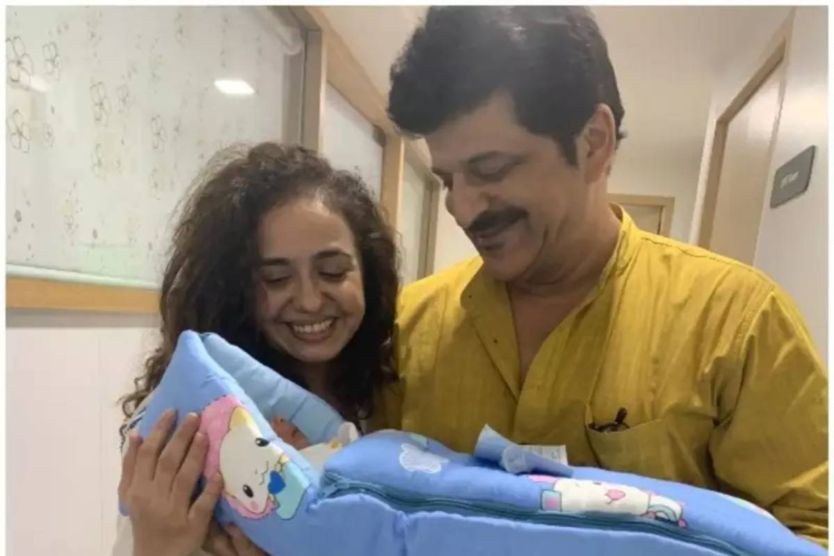একা থাকেননি রাজেশও ৷ নীলিমার সঙ্গে বিচ্ছেদের ৭ বছর পরে ২০০৮-এ তিনি বিয়ে করেন মডেল বন্দনা সজনানীকে ৷ দ্বিতীয় বিয়ের ১১ বছর পর ২০১৯-এ জন্ম হয় তাঁদের ছেলে বনরাজের ৷ একা থাকেননি রাজেশও ৷ নীলিমার সঙ্গে বিচ্ছেদের ৭ বছর পরে ২০০৮-এ তিনি বিয়ে করেন মডেল বন্দনা সজনানীকে ৷ দ্বিতীয় বিয়ের ১১ বছর পর ২০১৯-এ জন্ম হয় তাঁদের ছেলে বনরাজের ৷