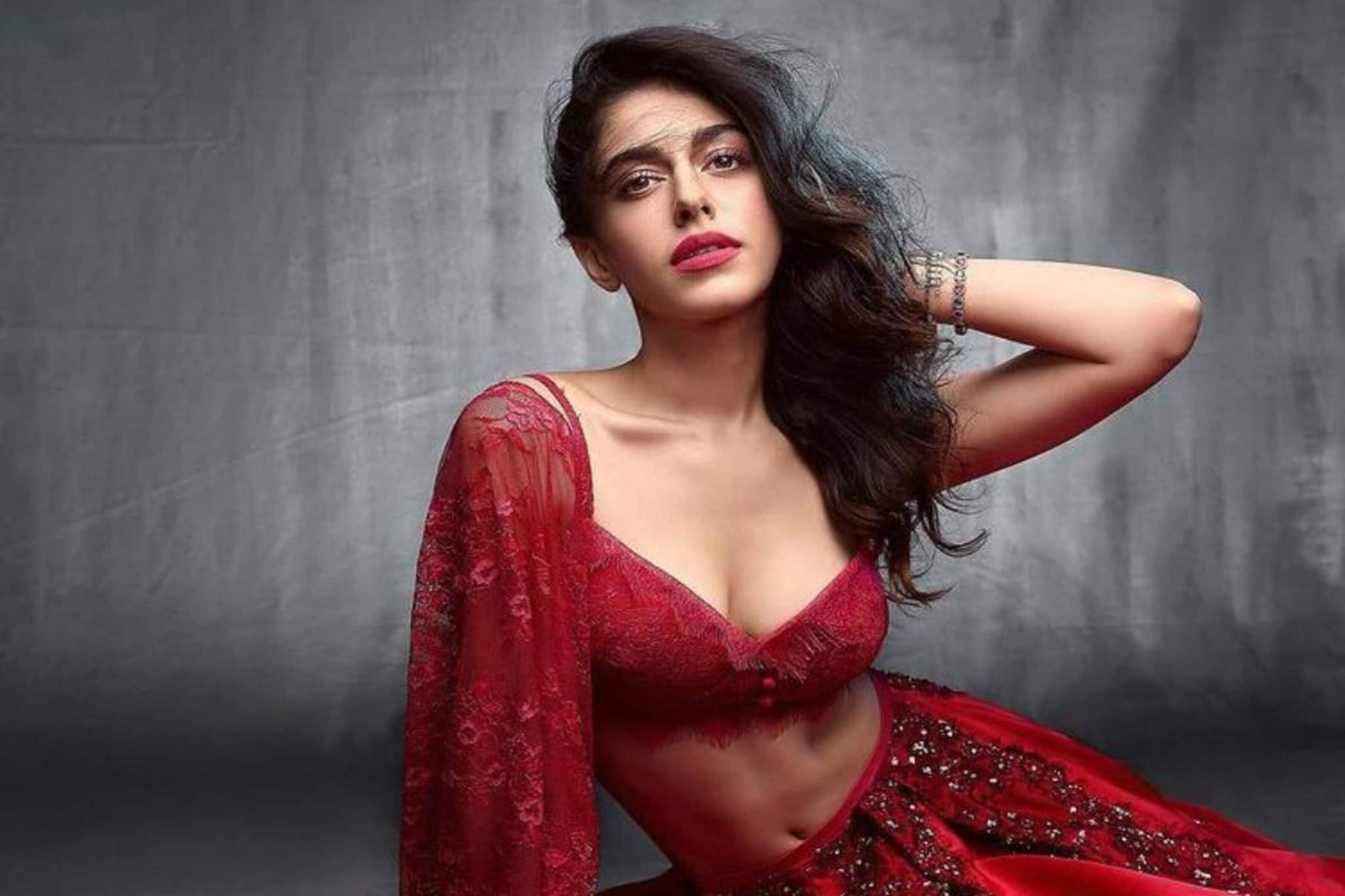 কাঁধখোলা আবরণীতে লেহঙ্গা থেকে ফুটিফাটা জিন্স, পূজাকন্যা মোহময়ী সব পোশাকেই