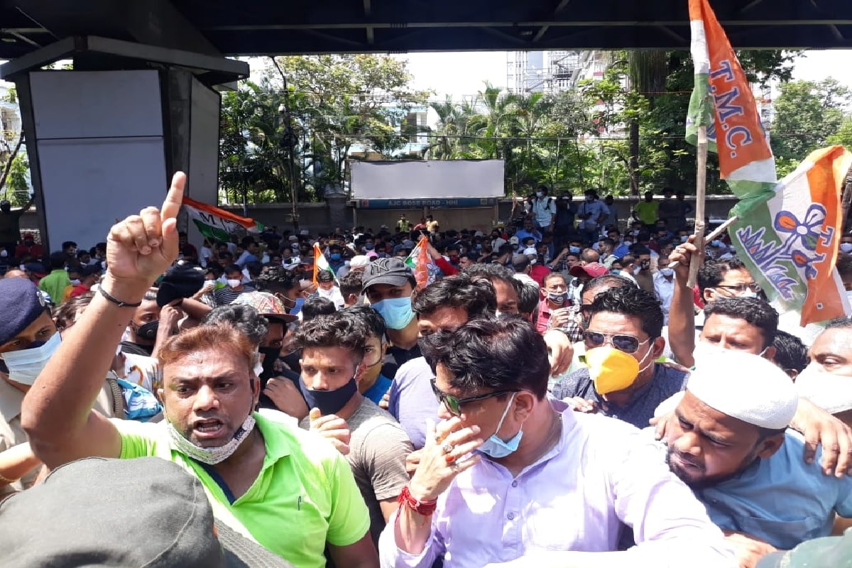 চার নেতার গ্রেফতারির খবর পেয়েই তৃণমূল সমর্থকরা নিজাম প্যালেসের বাইরে ভিড় করতে শুরু করেন৷ শুরু হয় বিক্ষোভ৷ নিজাম প্যালেসের গেট বন্ধ করে মোতায়েন করা হয় কেন্দ্রীয় বাহিনী৷ চার নেতার গ্রেফতারির খবর পেয়েই তৃণমূল সমর্থকরা নিজাম প্যালেসের বাইরে ভিড় করতে শুরু করেন৷ শুরু হয় বিক্ষোভ৷ নিজাম প্যালেসের গেট বন্ধ করে মোতায়েন করা হয় কেন্দ্রীয় বাহিনী৷