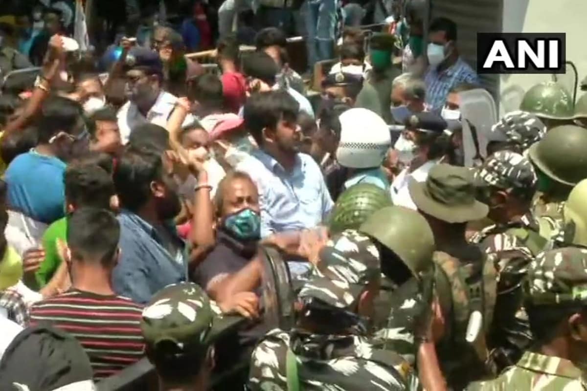 একটা সময় গেট ভেঙে নিজাম প্যালেসের ভিতরে ঢোকার চেষ্টা করেন তৃণমূল সমর্থকরা৷ কেন্দ্রীয় বাহিনীকে লক্ষ্য করে ছোড়া হয় ইট, বাঁশ, লাঠি, জলের বোতল৷ চরম উত্তেজনা তৈরি হয় নিজাম প্যালেসের চত্বরে৷Photo-ANI একটা সময় গেট ভেঙে নিজাম প্যালেসের ভিতরে ঢোকার চেষ্টা করেন তৃণমূল সমর্থকরা৷ কেন্দ্রীয় বাহিনীকে লক্ষ্য করে ছোড়া হয় ইট, বাঁশ, লাঠি, জলের বোতল৷ চরম উত্তেজনা তৈরি হয় নিজাম প্যালেসের চত্বরে৷Photo-ANI