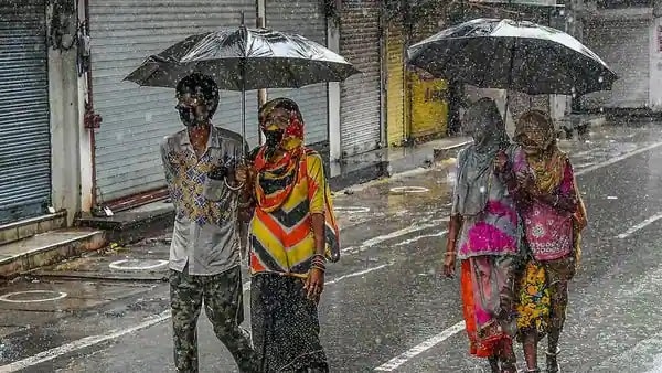 • আজ সকালেই পূর্ব মধ্যে বঙ্গোপসাগরের উপরে একটি নিম্নচাপ তৈরি হয়েছে৷ আগামিকালের মধ্যেই তা গভীর নিম্নচাপে পরিণত হবে৷ এর পর উত্তর এবং উত্তর পশ্চিম দিকে সরে গিয়ে সটি ২৪ তারিখ ঘূর্ণিঝড়ে পরিণত হবে৷ পরবর্তী ২৪ ঘণ্টায় অতি শক্তিশালী ঘূর্ণিঝড়ে পরিণত হবে৷ • আজ সকালেই পূর্ব মধ্যে বঙ্গোপসাগরের উপরে একটি নিম্নচাপ তৈরি হয়েছে৷ আগামিকালের মধ্যেই তা গভীর নিম্নচাপে পরিণত হবে৷ এর পর উত্তর এবং উত্তর পশ্চিম দিকে সরে গিয়ে সটি ২৪ তারিখ ঘূর্ণিঝড়ে পরিণত হবে৷ পরবর্তী ২৪ ঘণ্টায় অতি শক্তিশালী ঘূর্ণিঝড়ে পরিণত হবে৷