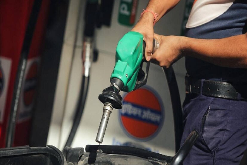 পেট্রোল ও ডিজেলের দাম (Petrol Diesel Price Today) একবার ফের বড় চিন্তার কারণ হয়ে দাঁড়াল সাধারণ মানুষের জন্য ৷ সরকারি তেল সংস্থাগুলি (Government oil companies) বুধবার নিয়ে লাগাতার দ্বিতীয় দিন পেট্রোল ও ডিজেলের দাম বৃদ্ধি করেছে ৷ পেট্রোলের দাম এদিন ১৯ পয়সা প্রতি লিটার এবং ডিজেল ২১ পয়সা প্রতি লিটারে বাড়ানো হয়েছে ৷ মঙ্গলবারও পেট্রোল ও ডিজেলের দাম ১৫ থেকে ২০ পয়সা বৃদ্ধি করা হয়েছিল ৷ বুধবার দিল্লিতে পেট্রোলের দাম ৯০.৭৪ টাকা প্রতি লিটার হয়ে গিয়েছে ৷ ডিজেলের দাম লিটার প্রতি  ৮১ টাকা হয়ে গিয়েছে ৷ 
