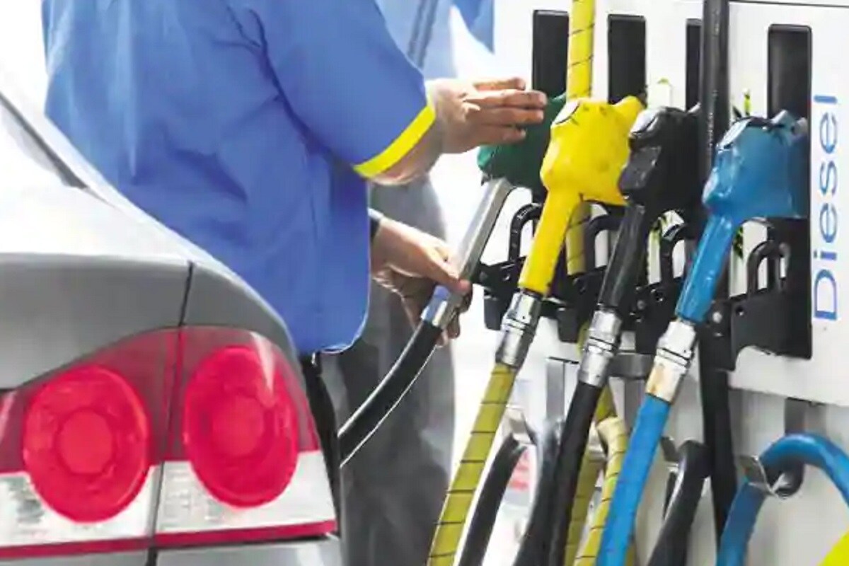 আপনি Indian Oil বা Hindustan Petroleum (HP), ভারত পেট্রোলিয়ামে পেট্রোল পাম্পের PhonePe-তে কিউআর/QR কোড স্ক্যান করে পেমেন্ট করতে পারবেন ৷ যেখানে স্ক্যানের সুবিধা রয়েছে, সেখানে পেট্রোল পাম্পের তরফে আপনার অ্যাপে নির্ধারিত টাকার পেমেন্ট রিকোয়েস্ট আসবে, যেটা আপনি অ্যাপ্রুভ করার পর পেমমেন্ট করতে পারবেন ৷ আপনি Indian Oil বা Hindustan Petroleum (HP), ভারত পেট্রোলিয়ামে পেট্রোল পাম্পের PhonePe-তে কিউআর/QR কোড স্ক্যান করে পেমেন্ট করতে পারবেন ৷ যেখানে স্ক্যানের সুবিধা রয়েছে, সেখানে পেট্রোল পাম্পের তরফে আপনার অ্যাপে নির্ধারিত টাকার পেমেন্ট রিকোয়েস্ট আসবে, যেটা আপনি অ্যাপ্রুভ করার পর পেমমেন্ট করতে পারবেন ৷