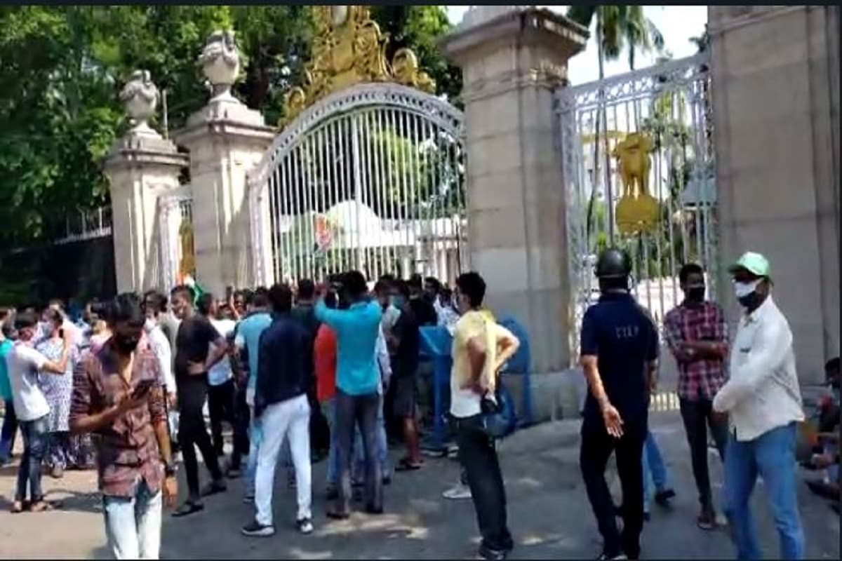 একটা সময় গেট ভেঙে নিজাম প্যালেসের ভিতরে ঢোকার চেষ্টা করেন তৃণমূল সমর্থকরা৷ কেন্দ্রীয় বাহিনীকে লক্ষ্য করে ছোড়া হয় ইট, বাঁশ, লাঠি, জলের বোতল৷ চরম উত্তেজনা তৈরি হয় নিজাম প্যালেসের চত্বরে৷ একটা সময় গেট ভেঙে নিজাম প্যালেসের ভিতরে ঢোকার চেষ্টা করেন তৃণমূল সমর্থকরা৷ কেন্দ্রীয় বাহিনীকে লক্ষ্য করে ছোড়া হয় ইট, বাঁশ, লাঠি, জলের বোতল৷ চরম উত্তেজনা তৈরি হয় নিজাম প্যালেসের চত্বরে৷
