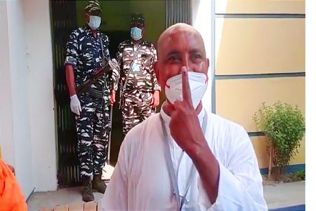 রাজ্য মন্ত্রিসভায় এবার অন্যতম নতুন মুখ মধ্যমগ্রামের বিধায়ক রথীন ঘোষ৷ তাঁকে এবার রাজ্যের খাদ্যমন্ত্রীর গুরুত্বপূর্ণ দায়িত্বে দেখা যাবে৷ ২০১১ সাল থেকে যে দায়িত্ব সামলে আসছিলেন জ্যোতিপ্রিয় মল্লিক৷ রাজ্য মন্ত্রিসভায় এবার অন্যতম নতুন মুখ মধ্যমগ্রামের বিধায়ক রথীন ঘোষ৷ তাঁকে এবার রাজ্যের খাদ্যমন্ত্রীর গুরুত্বপূর্ণ দায়িত্বে দেখা যাবে৷ ২০১১ সাল থেকে যে দায়িত্ব সামলে আসছিলেন জ্যোতিপ্রিয় মল্লিক৷