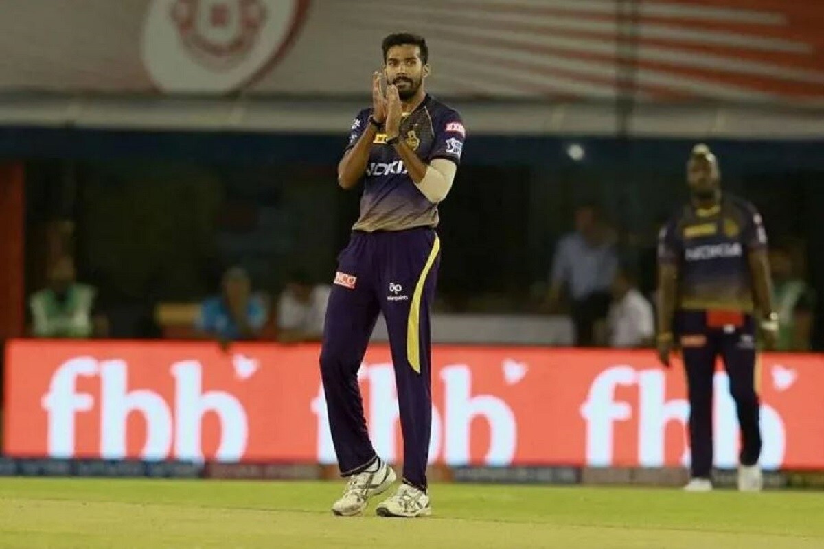 বরুণের দলের সতীর্থ সন্দীপ ওয়ারিয়রও করোনা পজিটিভ হন ৷ এঁরা সংক্রমিত হওয়ায় সোমবারের আইপিএলের নির্ধারিত ম্যাচও হতে পারেনি৷ Photo- File বরুণের দলের সতীর্থ সন্দীপ ওয়ারিয়রও করোনা পজিটিভ হন ৷ এঁরা সংক্রমিত হওয়ায় সোমবারের আইপিএলের নির্ধারিত ম্যাচও হতে পারেনি৷ Photo- File