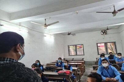 ২) এক একটি ক্লাস রুমে কম সংখ্যক ছাত্র-ছাত্রীদের নিয়ে ক্লাস হবে। যাতে ক্লাসরুম গুলিতে ছাত্র ছাত্রীদের একাধিক জমায়াতে না হয়। সে ক্ষেত্রে প্রত্যেকটি বেঞ্চে একজন করেই ছাত্র-ছাত্রী বসাতে চাইছে রাজ্য। এক একটি ক্লাসের একাধিক সেকশন থাকে। প্রত্যেকটি সেকশনের ছাত্র-ছাত্রীদের একাধিক ক্লাসরুমে ভাগ করা হবে। যাতে একই সাথে একাধিক ছাত্র-ছাত্রী একটি ক্লাস রুমে বসতে না পারেন। ২) এক একটি ক্লাস রুমে কম সংখ্যক ছাত্র-ছাত্রীদের নিয়ে ক্লাস হবে। যাতে ক্লাসরুম গুলিতে ছাত্র ছাত্রীদের একাধিক জমায়াতে না হয়। সে ক্ষেত্রে প্রত্যেকটি বেঞ্চে একজন করেই ছাত্র-ছাত্রী বসাতে চাইছে রাজ্য। এক একটি ক্লাসের একাধিক সেকশন থাকে। প্রত্যেকটি সেকশনের ছাত্র-ছাত্রীদের একাধিক ক্লাসরুমে ভাগ করা হবে। যাতে একই সাথে একাধিক ছাত্র-ছাত্রী একটি ক্লাস রুমে বসতে না পারেন।