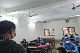 ২) এক একটি ক্লাস রুমে কম সংখ্যক ছাত্র-ছাত্রীদের নিয়ে ক্লাস হবে। যাতে ক্লাসরুম গুলিতে ছাত্র ছাত্রীদের একাধিক জমায়াতে না হয়। সে ক্ষেত্রে প্রত্যেকটি বেঞ্চে একজন করেই ছাত্র-ছাত্রী বসাতে চাইছে রাজ্য। এক একটি ক্লাসের একাধিক সেকশন থাকে। প্রত্যেকটি সেকশনের ছাত্র-ছাত্রীদের একাধিক ক্লাসরুমে ভাগ করা হবে। যাতে একই সাথে একাধিক ছাত্র-ছাত্রী একটি ক্লাস রুমে বসতে না পারেন। ২) এক একটি ক্লাস রুমে কম সংখ্যক ছাত্র-ছাত্রীদের নিয়ে ক্লাস হবে। যাতে ক্লাসরুম গুলিতে ছাত্র ছাত্রীদের একাধিক জমায়াতে না হয়। সে ক্ষেত্রে প্রত্যেকটি বেঞ্চে একজন করেই ছাত্র-ছাত্রী বসাতে চাইছে রাজ্য। এক একটি ক্লাসের একাধিক সেকশন থাকে। প্রত্যেকটি সেকশনের ছাত্র-ছাত্রীদের একাধিক ক্লাসরুমে ভাগ করা হবে। যাতে একই সাথে একাধিক ছাত্র-ছাত্রী একটি ক্লাস রুমে বসতে না পারেন।