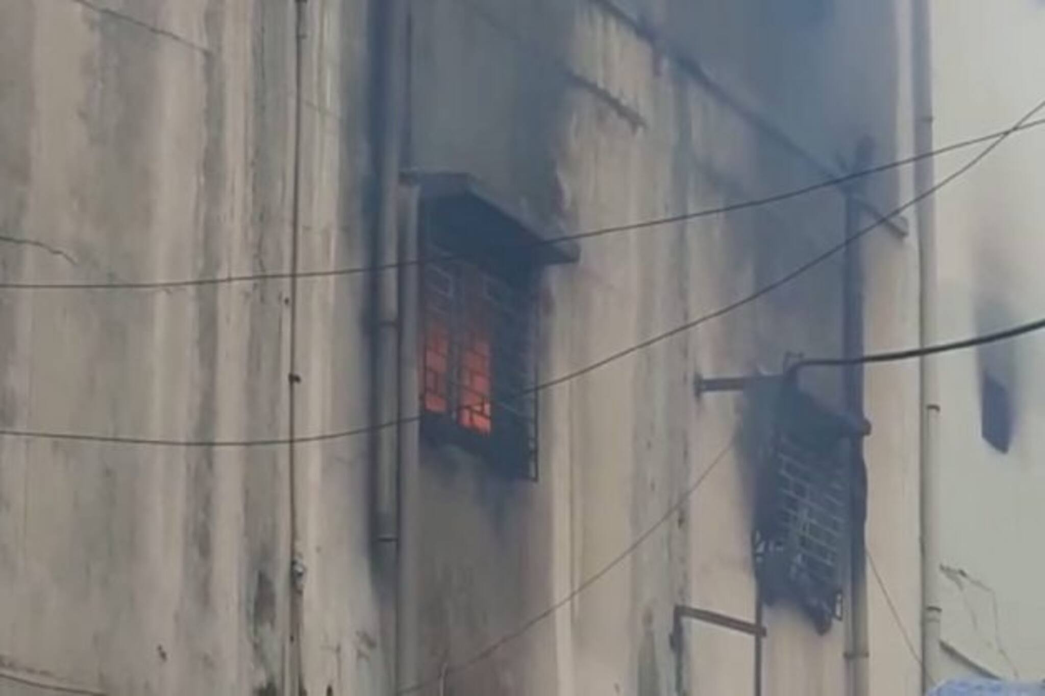 এখনও নেভেনি আগুন, সোদপুরে কারখানা ভাঙার সিদ্ধান্ত দমকলের, খোঁজ চার ব্যক্তির