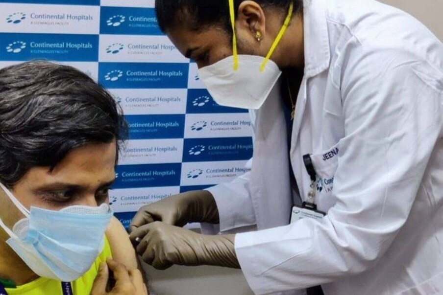  আতঙ্কজনক পরিস্থিতি সৃষ্টি করেছে কোভিড (CoronaVirus Pandemic)।  গত ২৪ ঘন্টাতেও আক্রান্ত হয়েছেন প্রায় তিনলক্ষ মানুষ। সংক্রমণের পারদ কিছুটা নামলেও তা যে এখনও যথেষ্ট বেশি তা বলাই বাহুল্য। কোভিড থেকে বাঁচার একমাত্র উপায় হল আগে থেকে টিকাকরণ (Vaccination)। সেই পথেই আশার নতুন আলো দেখাচ্ছে স্পুটনিক ভি। অবশেষে পুরোদমে রাশিয়ার স্পুটনিক ভি (Sputnik V) টিকাকরণ শুরু হয়ে গিয়েছে দেশে।