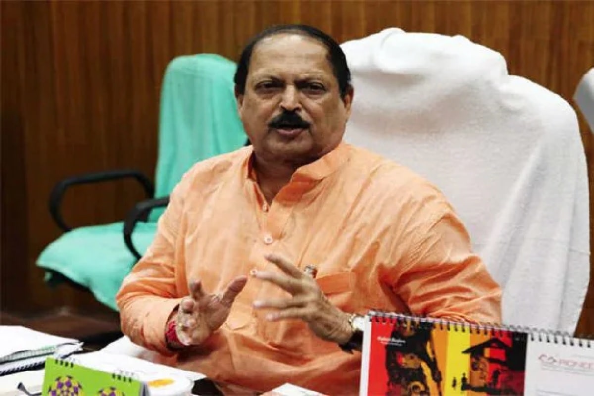 অন্যদিকে সকালে চা, জলখাবার খাওয়ার পর সুব্রত মুখোপাধ্যায়কে ফের শারীরিক পরীক্ষার জন্য এসএসকেএম হাসপাতালে নিয়ে যাওয়া হয়৷ শ্বাসকষ্ট জনিত সমস্যা থাকায় পঞ্চায়েত মন্ত্রীকেও উডবান ওয়ার্ডের ১০২ নম্বর কেবিনে ভর্তি করা হয়েছে৷ অন্যদিকে সকালে চা, জলখাবার খাওয়ার পর সুব্রত মুখোপাধ্যায়কে ফের শারীরিক পরীক্ষার জন্য এসএসকেএম হাসপাতালে নিয়ে যাওয়া হয়৷ শ্বাসকষ্ট জনিত সমস্যা থাকায় পঞ্চায়েত মন্ত্রীকেও উডবান ওয়ার্ডের ১০২ নম্বর কেবিনে ভর্তি করা হয়েছে৷