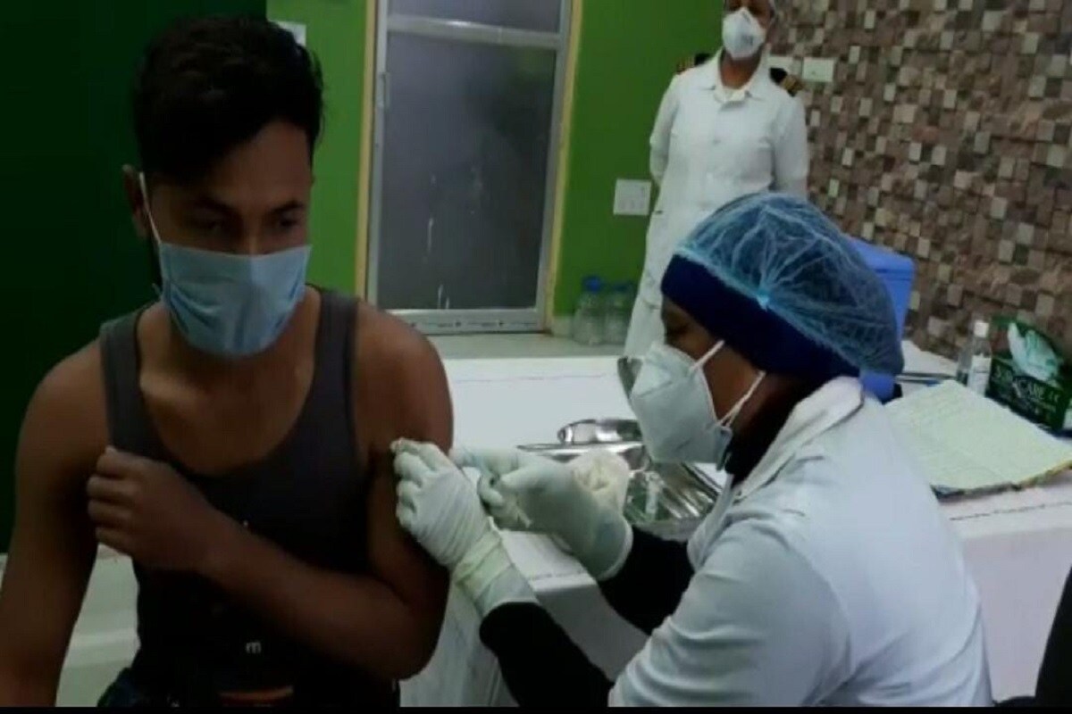 •এই অবস্থা দেখে ২৫ মে ভার্চুয়ালি রাজ্যের সঙ্গে একটি বৈঠক করেছে কেন্দ্রীয় স্বাস্থ্যমন্ত্রক। সেই বৈঠক পরিচালনার দায়িত্বে ছিলেন কেন্দ্রীয় স্বাস্থ্যসচিব রাজেশ ভূষণ (Rajesh Bhushan)। এই বৈঠকে যথাসাধ্য ভ্যাকসিনের সুষ্ঠু (vaccine use) ব্যবহারের লক্ষ্যে রাজ্যে টিকাকরণের পদ্ধতির কয়েকটি ধাপ নির্দিষ্ট করে দিল কেন্দ্র। •এই অবস্থা দেখে ২৫ মে ভার্চুয়ালি রাজ্যের সঙ্গে একটি বৈঠক করেছে কেন্দ্রীয় স্বাস্থ্যমন্ত্রক। সেই বৈঠক পরিচালনার দায়িত্বে ছিলেন কেন্দ্রীয় স্বাস্থ্যসচিব রাজেশ ভূষণ (Rajesh Bhushan)। এই বৈঠকে যথাসাধ্য ভ্যাকসিনের সুষ্ঠু (vaccine use) ব্যবহারের লক্ষ্যে রাজ্যে টিকাকরণের পদ্ধতির কয়েকটি ধাপ নির্দিষ্ট করে দিল কেন্দ্র।
