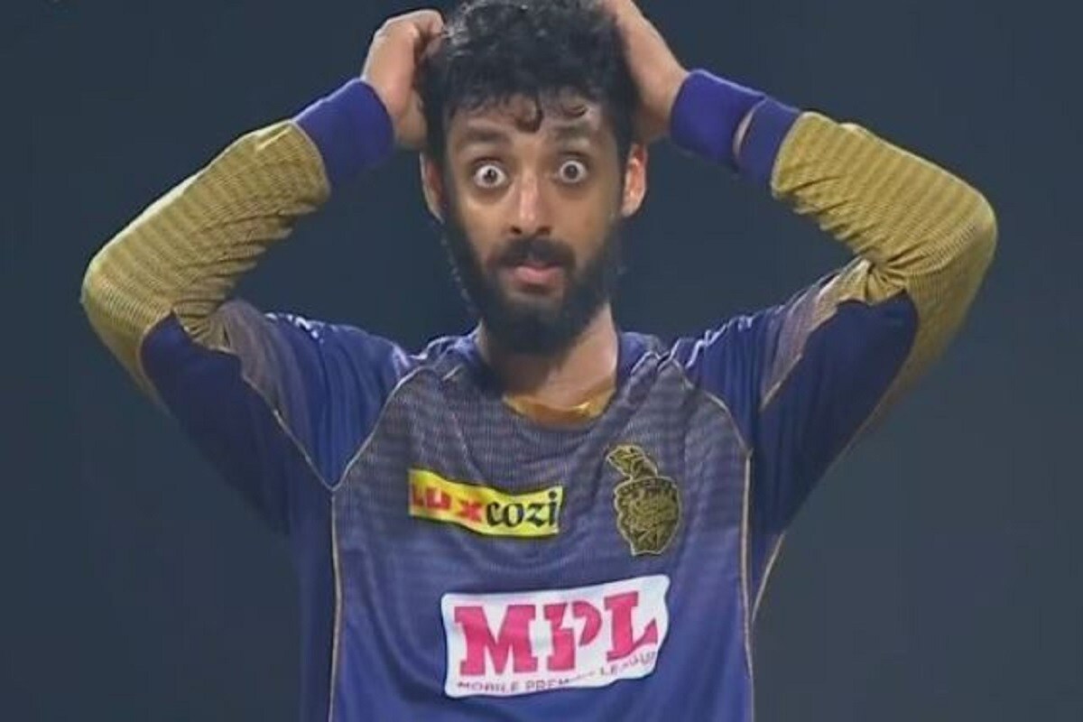 অস্ট্রেলিয়ান সংবাদমাধ্যমে আগেই দাবি করা হয়েছিল একাধিক কেকেআর প্লেয়ার ও সাপোর্ট স্টাফ পজিটিভ আর সেটাই সত্যি হল৷ সোমবার সকালে কেকেআর ম্যানেজমেন্ট জানিয়ে দিল বরুণ চক্রবর্তী ও সন্দীপ ওয়ারিয়র করোনা পজিটিভ হয়েছেন৷ বায়োবাবলে থেকেও কীভাবে করোনাগ্রস্ত হতে পারেন তা নিয়ে আইপিএলের দিকে প্রশ্নের আঙুল৷ অস্ট্রেলিয়ান সংবাদমাধ্যমে আগেই দাবি করা হয়েছিল একাধিক কেকেআর প্লেয়ার ও সাপোর্ট স্টাফ পজিটিভ আর সেটাই সত্যি হল৷ সোমবার সকালে কেকেআর ম্যানেজমেন্ট জানিয়ে দিল বরুণ চক্রবর্তী ও সন্দীপ ওয়ারিয়র করোনা পজিটিভ হয়েছেন৷ বায়োবাবলে থেকেও কীভাবে করোনাগ্রস্ত হতে পারেন তা নিয়ে আইপিএলের দিকে প্রশ্নের আঙুল৷