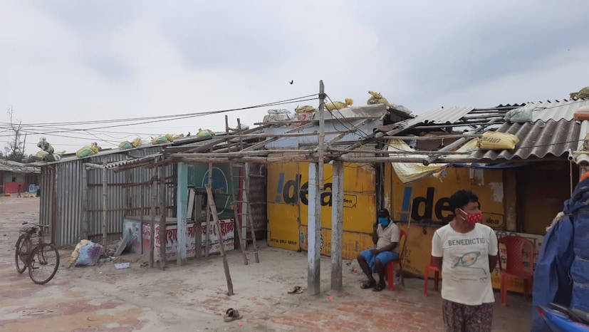 তাই আগে থেকেই চলছে মাইকিং। আগে থেকেই তাইমৎস্যজীবীদের সতর্ক করতে শুরু করল জেলা প্রশাসন। ইতিমধ্যেই উপকূলবর্তী এলাকায় মাইকিং শুরু হয়ে গিয়েছে। যাঁরা গভীর সমুদ্রে গিয়েছেন তাঁদের ফিরে আসার বার্তা দেওয়া হয়েছে।  বিভিন্ন জায়গায় ইতিমধ্যেই মোতায়েন করা হয়েছে NDRF ও SDRF। গ্রামে ঢুকে সচেতন করা হচ্ছে গ্রামবাসীদের। ঘূর্ণিঝড় যশ সম্পর্কে সচেতন করতে উপকূলীয় এলাকায় মাইকিং করা হচ্ছে। সমুদ্র এলাকা থেকে নিরাপদ দূরে সরে যাওয়ার পাশাপাশি প্রয়োজনীয় জিনিষপত্র সঙ্গে রাখারও বার্তা দেওয়া হচ্ছে। 