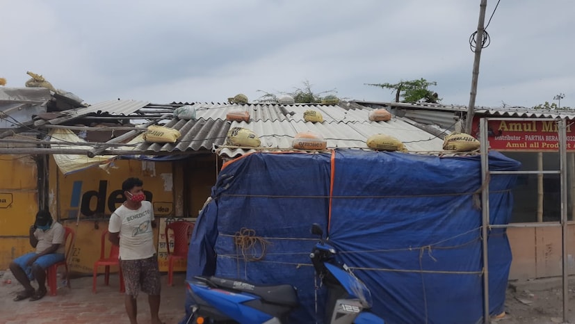 ইয়াস- এর অবস্থান বর্তমানে দিঘা থেকে ৬৩০ কিমি দূরে রয়েছে। ইতিমধ্যেই ‘‌ইয়াস’‌ মোকাবিলায় যুদ্ধকালীন তৎপরতায় কাজ শুরু করে দিয়েছে রাজ্য সরকার। খোলা হয়েছে একাধিক কন্ট্রোল রুম। উপকূলবর্তী জেলাগুলিতে সমুদ্রের কাছাকাছি থাকা বাড়িগুলি থেকে মানুষদের সরিয়ে নিরাপদে আনা হয়েছে। ত্রাণ শিবির খোলা হয়েছে। কেউ যাতে সুমদ্রের দিকে না যায় সে বিষয়েও কড়া নজরদারি চালাচ্ছে পুলিশ।