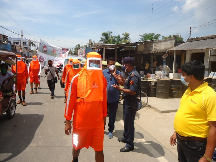 বিভিন্ন জায়গায় ইতিমধ্যেই মোতায়েন করা হয়েছে NDRF ও SDRF। গ্রামে ঢুকে সচেতন করা হচ্ছে গ্রামবাসীদের। ঘূর্ণিঝড় যশ সম্পর্কে সচেতন করতে উপকূলীয় এলাকায় মাইকিং করা হচ্ছে। সমুদ্র এলাকা থেকে নিরাপদ দূরে সরে যাওয়ার পাশাপাশি প্রয়োজনীয় জিনিষপত্র সঙ্গে রাখারও বার্তা দেওয়া হচ্ছে।