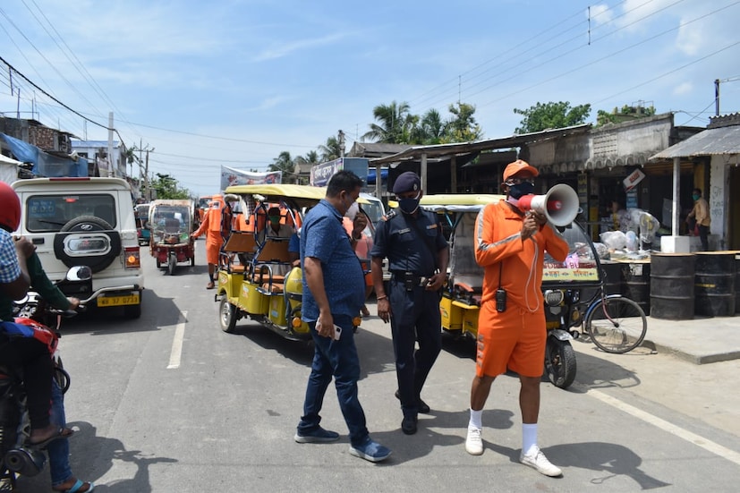 তাই আগে থেকেই চলছে মাইকিং। আগে থেকেই তাইমৎস্যজীবীদের সতর্ক করতে শুরু করল জেলা প্রশাসন। ইতিমধ্যেই উপকূলবর্তী এলাকায় মাইকিং শুরু হয়ে গিয়েছে। যাঁরা গভীর সমুদ্রে গিয়েছেন তাঁদের ফিরে আসার বার্তা দেওয়া হয়েছে। মাইকিং চলছে দক্ষিণ ২৪ পরগণা জুড়েও। 