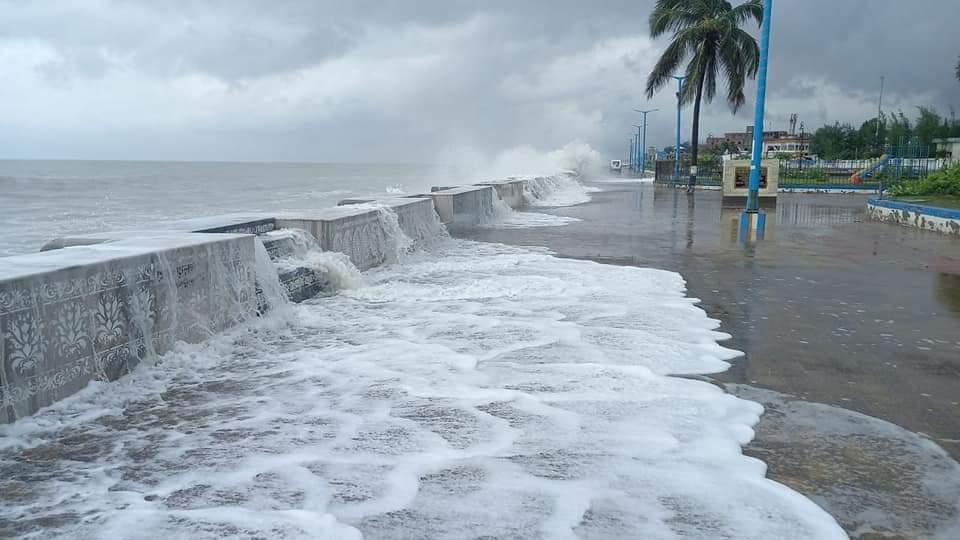 • গোটা রাজ্য জুড়েই বিক্ষিপ্ত বৃষ্টিপাত শুরু হয়ে গিয়েছে । পুরোদমে কাজ করতে শুরু করেছে উপকূল রক্ষা বাহিনী, বিপর্যয় মোকাবিলা বাহিনী, নৌ বাহিনী, আধা সেনা । দিঘা থেকে ইতিমধ্যেই সরানো হয়েছে ১ লাখ ১০ হাজার বাসিন্দাকে । বকখালি থেকে ১৬ হাজার বাসিন্দাকে সরিয়ে নিযে যাওয়া হযেছে নিরাপদ স্থানে । নিজস্ব চিত্র । • গোটা রাজ্য জুড়েই বিক্ষিপ্ত বৃষ্টিপাত শুরু হয়ে গিয়েছে । পুরোদমে কাজ করতে শুরু করেছে উপকূল রক্ষা বাহিনী, বিপর্যয় মোকাবিলা বাহিনী, নৌ বাহিনী, আধা সেনা । দিঘা থেকে ইতিমধ্যেই সরানো হয়েছে ১ লাখ ১০ হাজার বাসিন্দাকে । বকখালি থেকে ১৬ হাজার বাসিন্দাকে সরিয়ে নিযে যাওয়া হযেছে নিরাপদ স্থানে । নিজস্ব চিত্র ।