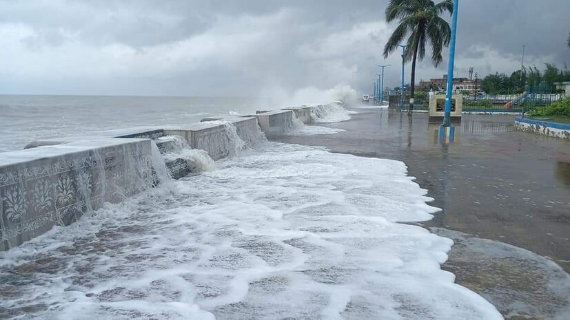 • গোটা রাজ্য জুড়েই বিক্ষিপ্ত বৃষ্টিপাত শুরু হয়ে গিয়েছে । পুরোদমে কাজ করতে শুরু করেছে উপকূল রক্ষা বাহিনী, বিপর্যয় মোকাবিলা বাহিনী, নৌ বাহিনী, আধা সেনা । দিঘা থেকে ইতিমধ্যেই সরানো হয়েছে ১ লাখ ১০ হাজার বাসিন্দাকে । বকখালি থেকে ১৬ হাজার বাসিন্দাকে সরিয়ে নিযে যাওয়া হযেছে নিরাপদ স্থানে । নিজস্ব চিত্র ।