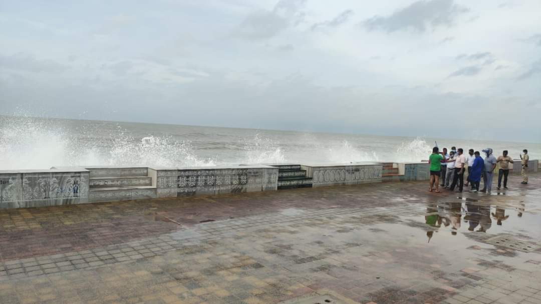• মৌসম ভবন সূত্রে খবর, আজ সকাল সাড়ে ৫টা নাগাদ পূর্ব মেদিনীপুরের দিঘা থেকে ৪২০ কিলোমিটার দূরে অবস্থান করছে ঘূর্ণিঝড়। বালেশ্বর থেকে ৪৬০ কিলোমিটার এবং পারাদ্বীপ থেকে ৩৬০ কিলোমিটার দূরে অবস্থান ঘূর্ণিঝড়ের। নিজস্ব চিত্র । • মৌসম ভবন সূত্রে খবর, আজ সকাল সাড়ে ৫টা নাগাদ পূর্ব মেদিনীপুরের দিঘা থেকে ৪২০ কিলোমিটার দূরে অবস্থান করছে ঘূর্ণিঝড়। বালেশ্বর থেকে ৪৬০ কিলোমিটার এবং পারাদ্বীপ থেকে ৩৬০ কিলোমিটার দূরে অবস্থান ঘূর্ণিঝড়ের। নিজস্ব চিত্র ।