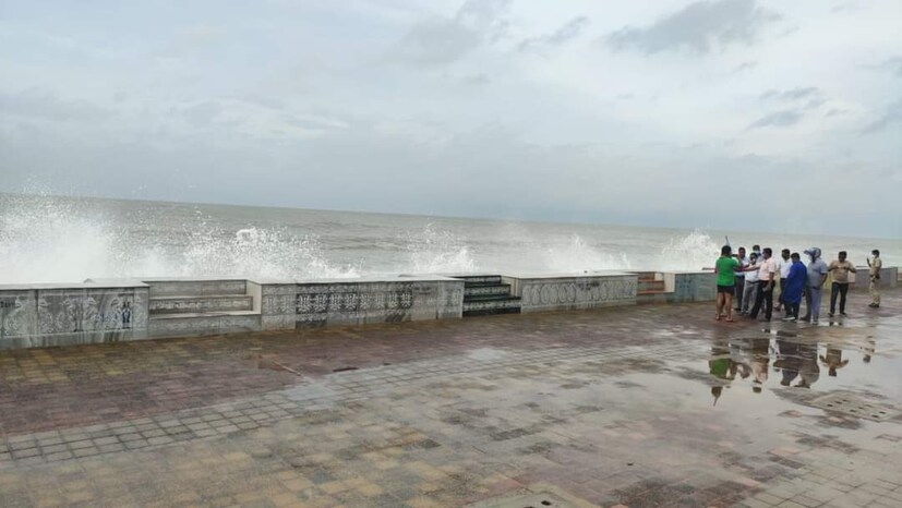 • মৌসম ভবন সূত্রে খবর, আজ সকাল সাড়ে ৫টা নাগাদ পূর্ব মেদিনীপুরের দিঘা থেকে ৪২০ কিলোমিটার দূরে অবস্থান করছে ঘূর্ণিঝড়। বালেশ্বর থেকে ৪৬০ কিলোমিটার এবং পারাদ্বীপ থেকে ৩৬০ কিলোমিটার দূরে অবস্থান ঘূর্ণিঝড়ের। নিজস্ব চিত্র ।