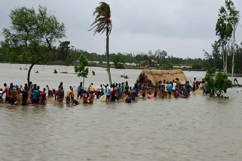 তবে ঝড়ের থেকেও রাজ্যের অধিকাংশ উপকূলবর্তী এলাকাগুলিতেই সমু্দ্র বা নদীতে জলস্তর অনেকটা বেড়ে গিয়েই বেশি ক্ষয়ক্ষতি হয়েছে৷ প্লাবিত হয়েছে একের পর এক এলাকা৷ বাড়ি, ঘর থেকে কৃষি জমি, সবই জলের তলায়৷ সুন্দরবনের বিস্তীর্ণ এলাকা, দক্ষিণ চব্বিশ পরগণার নামখানা, সাগর বা পূর্ব মেদিনীপুরের শংকরপুর, দিঘা, খেজুরি- সর্বত্রই ছবিটা এক৷ 
