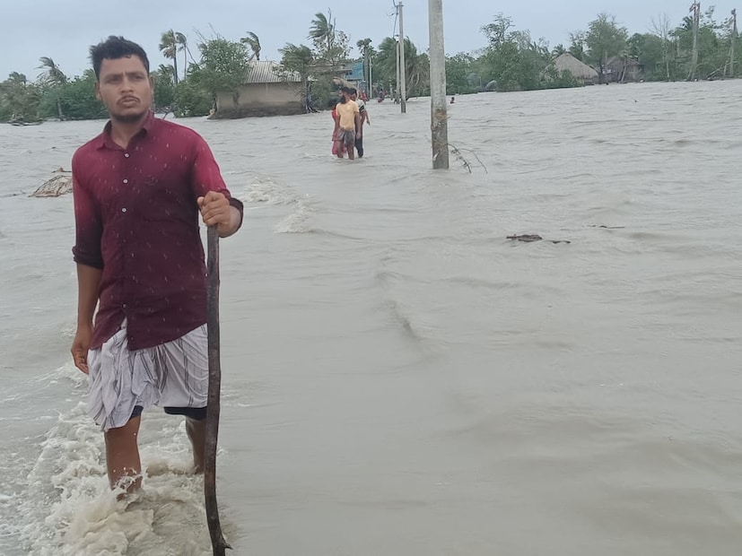 রবাড়ি ভেসে যাচ্ছে। বন্যার পরিস্থিতি তৈরি হয়ে গিয়েছে। নামখানা থেকে হিঙ্গলগঞ্জ- একাধিক এলাকায় বাঁধ উপচে বা ভেঙে জল ঢুকেছে। ভাঙন কবলিত মৌসুনি দ্বীপের বালিয়াড়ায় চিনাই নদীর বাঁধে বড়সড় ফাটল তৈরি হয়েছে