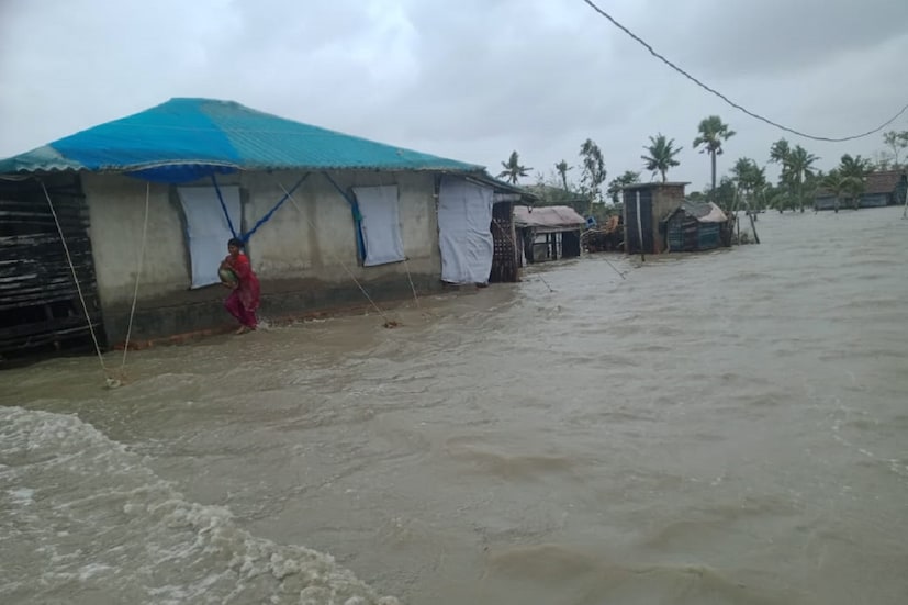 শক্তিশালী ঘূর্ণিঝড় আছড়ে পড়েছে ওড়িশা উপকূলে। ‘‌ইয়াসের’‌ ল্যান্ডফল না হলেও বাংলায় উপকূলবর্তী এলাকায় সমুদ্রে প্রবল জলোচ্ছ্বাসের জেরে ভেঙেছে একাধিক নদী বাঁধ। হু হু করে জল ঢুকছে সমুদ্র তীরবর্তী এলাকা গুলিতে। উত্তাল সাগর।