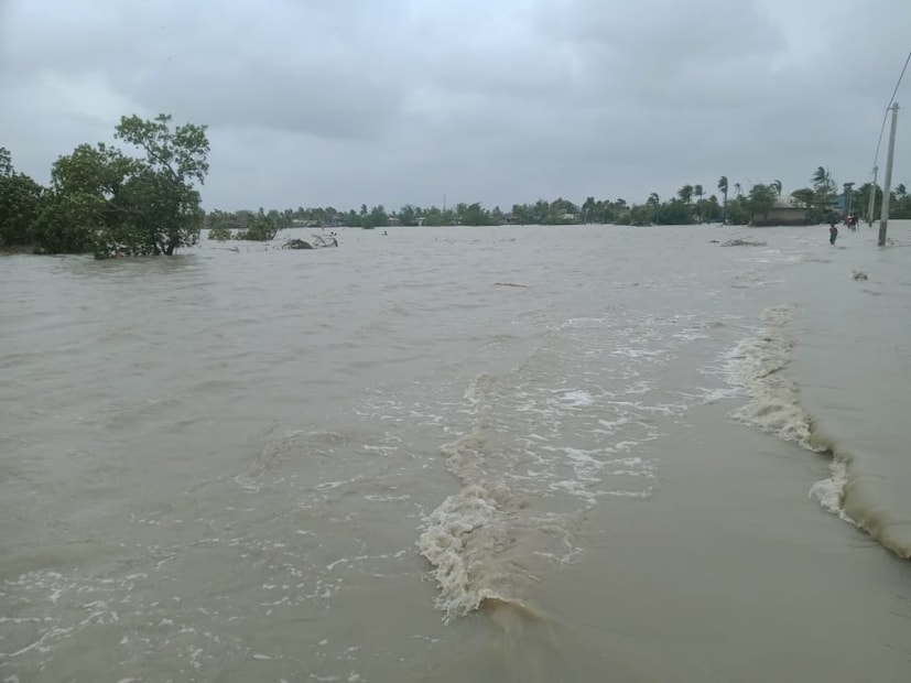 এ দিন, সকাল ৯টা থেকে ইয়াসের ল্যান্ডফল (Cyclone Yaas landfall) প্রক্রিয়া শুরু হয়ে গিয়েছে বলে জানাল মৌসম ভবন। বালাসোর ও ধামড়ার মধ্যে ল্যান্ডফল শুরু হল ইয়াসের। কয়েক ঘণ্টা ধরে এই প্রক্রিয়া চলবে বলে জানা যাচ্ছে। আবহাওয়াবিদরা বলছেন, বুধবার দুপুরের মধ্যে শেষ হবে এই ল্যান্ডফল।