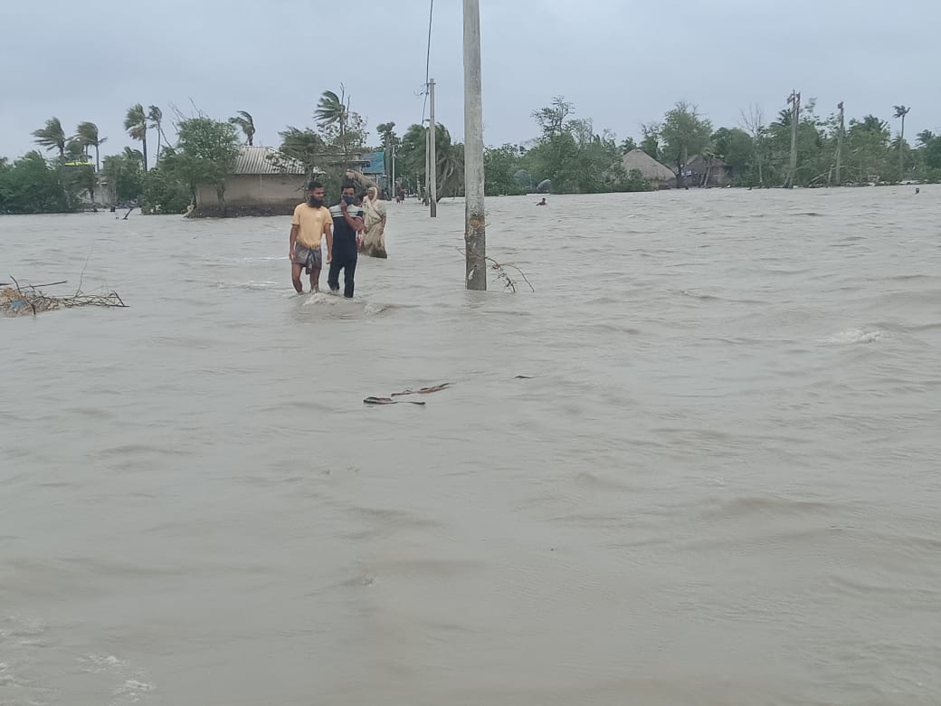 ঘূর্ণিঝড় ইয়াস আসার আগেই পরিস্থিতি সামাল দিতে ১০টি জেলায় নামানো হয় সেনা। উত্তর ও দক্ষিণ ২৪ পরগনা, পশ্চিম মেদিনীপুর, ঝাড়গ্রাম, বীরভূম, পুরুলিয়া, বর্ধমান, হাওড়া, হুগলি ও নদিয়ায় ১৭ কোম্পানি সেনা মোতায়েন করা হয়েছে। পরিস্থিতি মোকাবিলায় সিভিক ভলান্টিয়ার, অফিসার সহ ৩ লক্ষ পুলিশ মোতায়েত করা হয়েছে। ঘূর্ণিঝড় ইয়াস আসার আগেই পরিস্থিতি সামাল দিতে ১০টি জেলায় নামানো হয় সেনা। উত্তর ও দক্ষিণ ২৪ পরগনা, পশ্চিম মেদিনীপুর, ঝাড়গ্রাম, বীরভূম, পুরুলিয়া, বর্ধমান, হাওড়া, হুগলি ও নদিয়ায় ১৭ কোম্পানি সেনা মোতায়েন করা হয়েছে। পরিস্থিতি মোকাবিলায় সিভিক ভলান্টিয়ার, অফিসার সহ ৩ লক্ষ পুলিশ মোতায়েত করা হয়েছে।