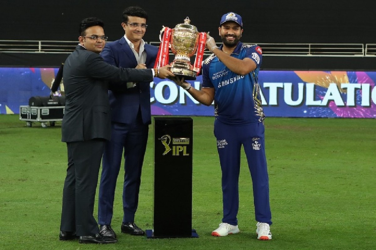 দেশের করোনার দ্বিতীয় ঢেউয়ের মাঝেই শুরু হয়েছিল আইপিএল। তা নিয়ে একের পর এক প্রশ্ন উঠেছে। শেষ পর্যন্ত একের পর এক ক্রিকেটার ও সাপোর্ট স্টাফ করোনা আক্রান্ত হওয়ায় আইপিএল মাঝপথে থামাতে বাধ্য হয় বিসিসিআই। থামানো হলেও বন্ধ হবে না আইপিএল। এবার দেশের বাইরে আইপিএল আয়োজনের প্রস্তুতি শুরু। দেশের করোনার দ্বিতীয় ঢেউয়ের মাঝেই শুরু হয়েছিল আইপিএল। তা নিয়ে একের পর এক প্রশ্ন উঠেছে। শেষ পর্যন্ত একের পর এক ক্রিকেটার ও সাপোর্ট স্টাফ করোনা আক্রান্ত হওয়ায় আইপিএল মাঝপথে থামাতে বাধ্য হয় বিসিসিআই। থামানো হলেও বন্ধ হবে না আইপিএল। এবার দেশের বাইরে আইপিএল আয়োজনের প্রস্তুতি শুরু।