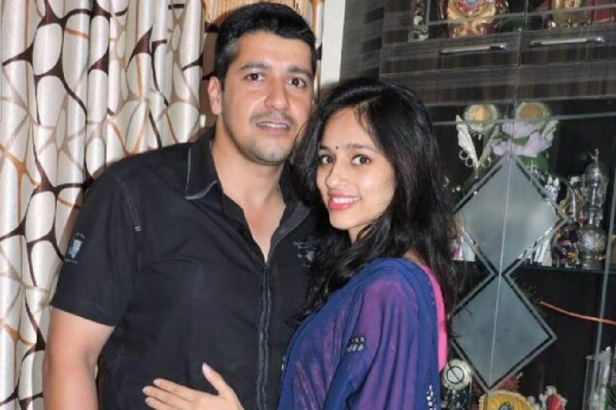 বিভূতি শঙ্কর ধৌন্দিয়াল দেশরক্ষায় প্রাণ বিসর্জন দিয়েছিলেন। পুলওয়ামায় শহিদ হয়েছিলেন তিনি। স্বামীর মরদেহের সামনে দাঁড়িয়ে শপথ নিয়েছিলেন নিকিতা। আজ, শনিবার তিনি ভারতীয় সেনায় যোগ দিলেন। বিভূতি শঙ্কর ধৌন্দিয়াল দেশরক্ষায় প্রাণ বিসর্জন দিয়েছিলেন। পুলওয়ামায় শহিদ হয়েছিলেন তিনি। স্বামীর মরদেহের সামনে দাঁড়িয়ে শপথ নিয়েছিলেন নিকিতা। আজ, শনিবার তিনি ভারতীয় সেনায় যোগ দিলেন।