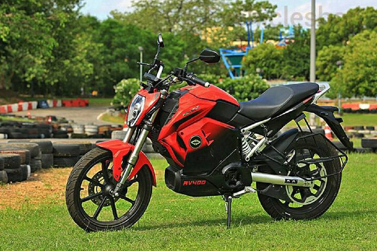 কিছুদিন আগেই RV400 ও RV300- দুটি মডেল লঞ্চ করেছিল Revolt Motors. ভারতীয় সংস্থার এই দুই ইলেকট্রিক বাইক এখন বাজার কাঁপাচ্ছে। টু-হুইলারপ্রেমীদের দারুন পছন্দ হয়েছে এই দুটি মডেল। কিছুদিন আগেই RV400 ও RV300- দুটি মডেল লঞ্চ করেছিল Revolt Motors. ভারতীয় সংস্থার এই দুই ইলেকট্রিক বাইক এখন বাজার কাঁপাচ্ছে। টু-হুইলারপ্রেমীদের দারুন পছন্দ হয়েছে এই দুটি মডেল।