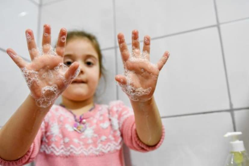 • সেই আশঙ্কাকেই সত্যি করে এ বার মহারাষ্ট্রের শুধুমাত্র ১ টি জেলা থেকেই ৮ হাজার শিসুর করোনা আক্রান্ত হওয়ার খবর মিলল । যা শুনে রীতিমতো শিউরে উঠতে হচ্ছে । গোটা দেশের মধ্যে মহারাষ্ট্রে বরাবরই করোনা সংক্রমণ লাগাম ছাড়া আকার ধারণ করেছে । প্রথম ঢেউ এবং দ্বিতীয় ঢেউয়ের সময় এই একই অবস্থা দেখা গিয়েছে ।