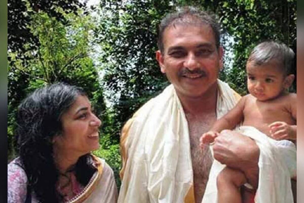 ১৯৯০ সালে রিতু সিংকে বিয়ে করেন শাস্ত্রী। পরের বছরই অমৃতার বিয়ে হয় সঈফ আলি খানের সঙ্গে। বিয়ের পরও অবশ্য রবি শাস্ত্রীর নাম জড়িয়েছিল ডিম্পল কপাডিয়া ও নিরতম কউরের মতো বলিউড অভিনেত্রীদের সঙ্গে।