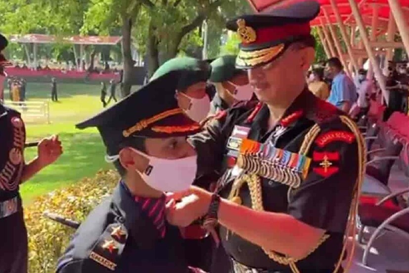 গত বছর শর্ট সার্ভিস কমিশন বা এসএসসি এবং পরে সার্ভিসেস সিলেকশন বোর্ড ইন্টারভিউ-এ উত্তীর্ণ হন নিকিতা। এর পর চেন্নাইয়ের অফিসার্স অ্যাকাডেমি থেকে ট্রেনিং নেন। লেফটেন্য়ান্ট হয়ে সেনায় যোগ দিয়ে এবার স্বামীর মতো তিনিও দেশসেবা করবেন। 