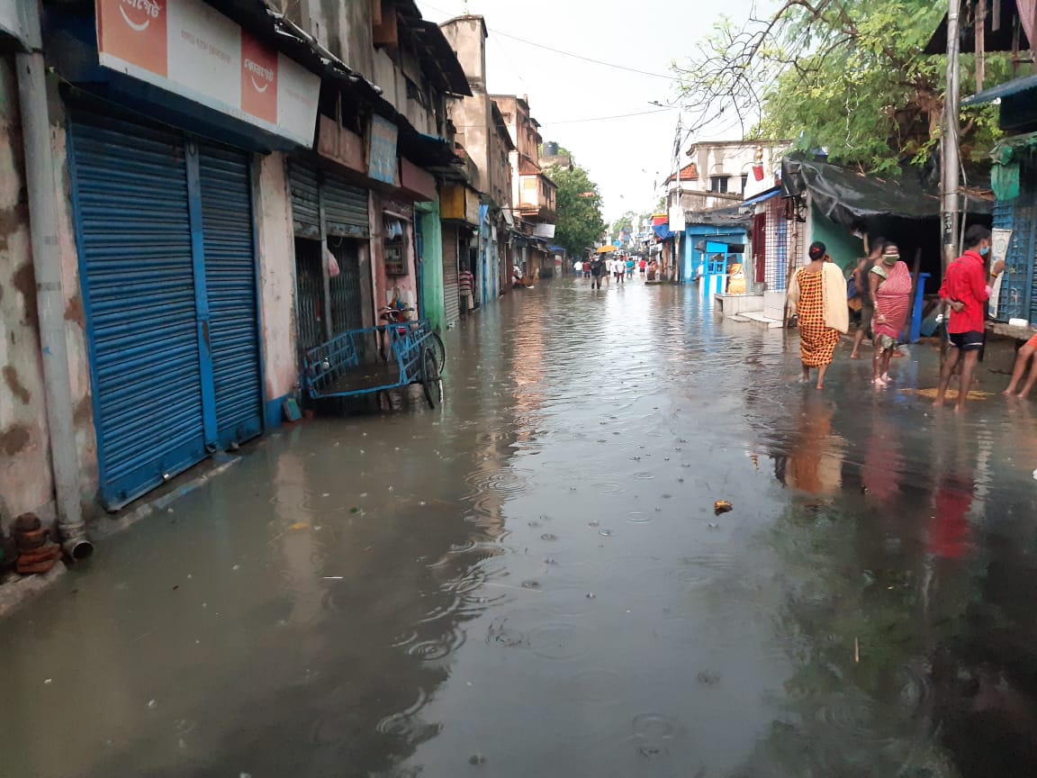 *কলকাতা পুরসভা জানিয়েছে, সকাল ১১.৩০ থেকে বিকেল ৪টে পর্যন্ত জল বাড়ার কারণে লকগেট বন্ধ থাকবে। লকগেট বন্ধ থাকাকালীন বৃষ্টি হলে জল জমতে পারে শহরের বিভিন্ন এলাকায়। *কলকাতা পুরসভা জানিয়েছে, সকাল ১১.৩০ থেকে বিকেল ৪টে পর্যন্ত জল বাড়ার কারণে লকগেট বন্ধ থাকবে। লকগেট বন্ধ থাকাকালীন বৃষ্টি হলে জল জমতে পারে শহরের বিভিন্ন এলাকায়।